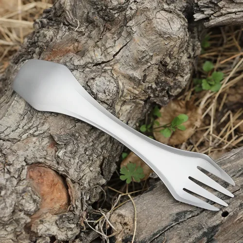 Göffel aus Titan – Löffel und Gabel in einem – auf Holz im Freien