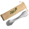 Titan-Spork von AllEco mit Gravur neben dem Aufbewahrungsbeutel mit AllEco-Logo