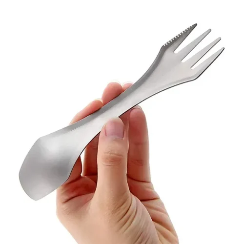 Titan-Spork in der Hand gehalten, Löffelseite vorn